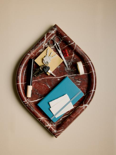 plateau décoratif en forme d'amande en marbre rouge