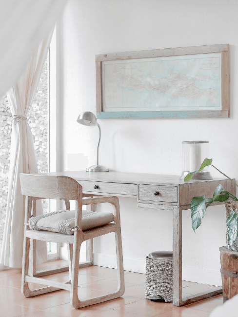 Angolo lavoro minimalista con mobili in legno chiaro