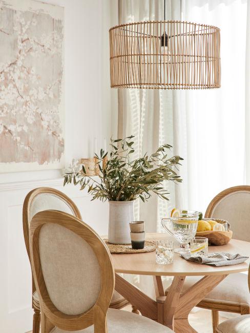 tavolo rotondo con lampadario