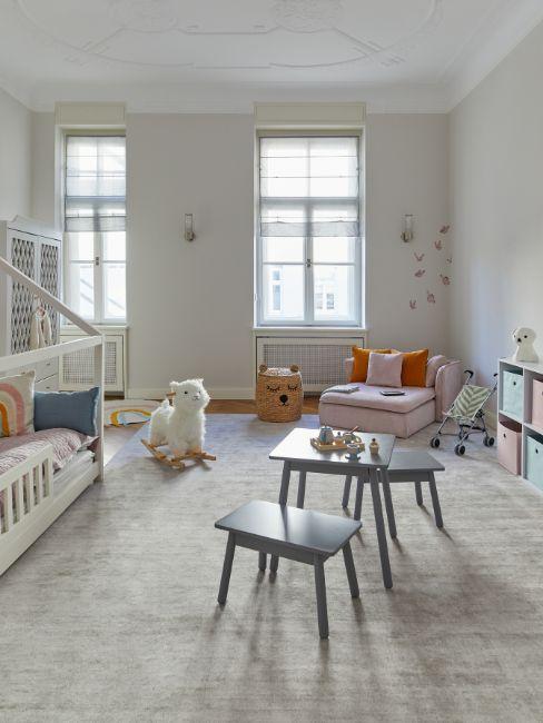 cameretta per bambini con tavolino e sedie