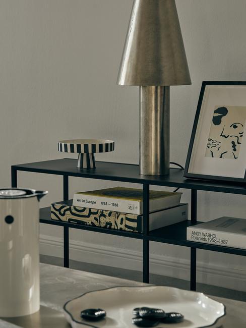 mobile in metallo con decorazioni bianche e nere