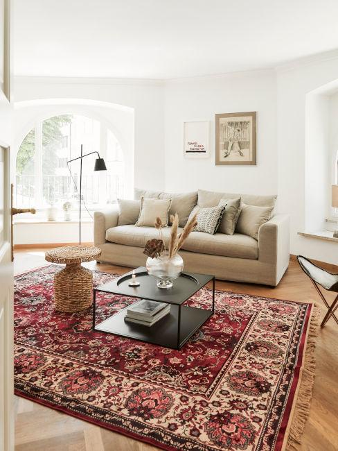 soggiorno con tappeto rosso