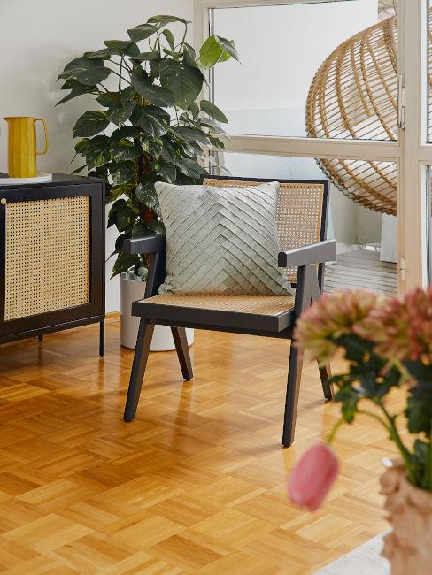 pavimento in parquet con sedia in legno