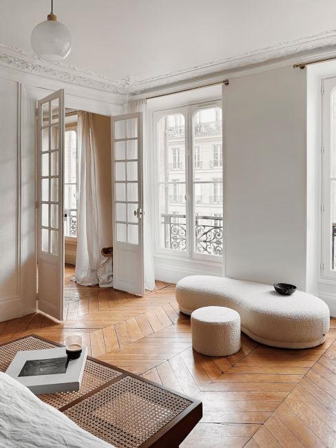 camera da letto con pavimento in parquet