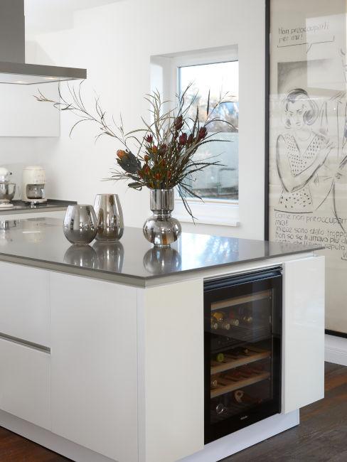 isola cucina con cantinetta vini