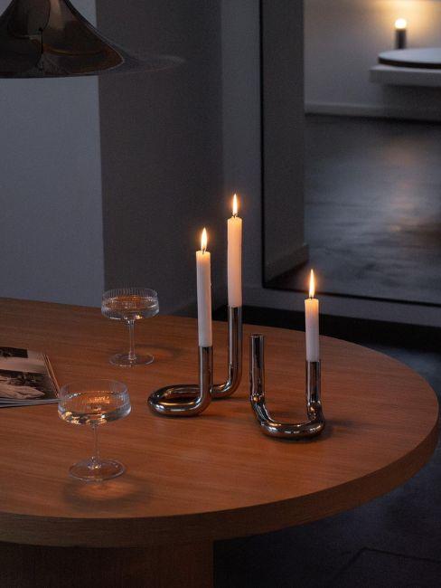 candelabro di design e coppe di champagne