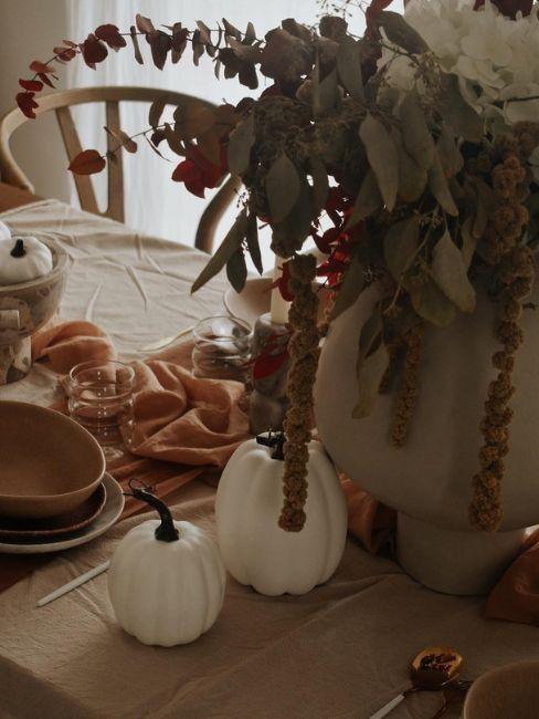 vaso autunnale e zucche decorative