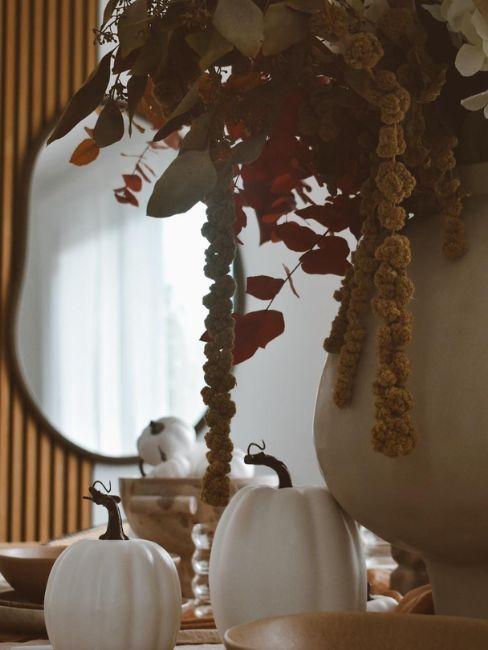 fiori autunnali e zucche decorative