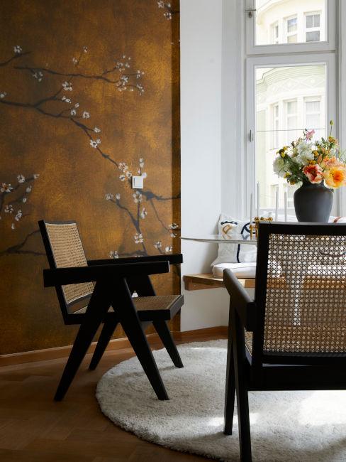 sedie vienna e parete con decori cinesi