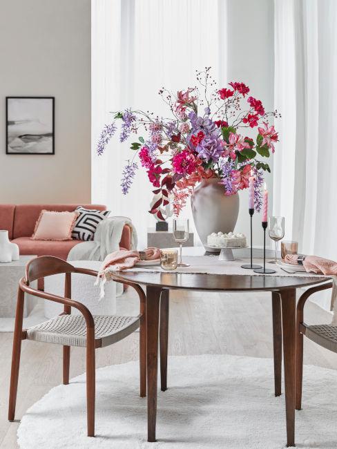tavola da pranzo con vaso con fiori rosa