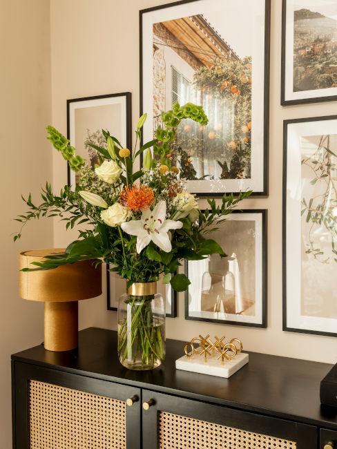 credenza retrò con vaso e fiori