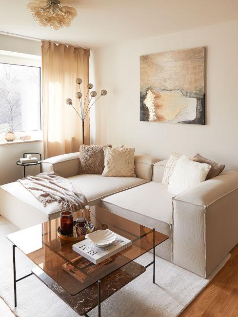 soggiorno con divano chiaro ad angolo