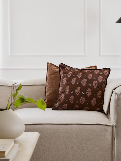 cuscini in pelle scamosciata su divano neutro