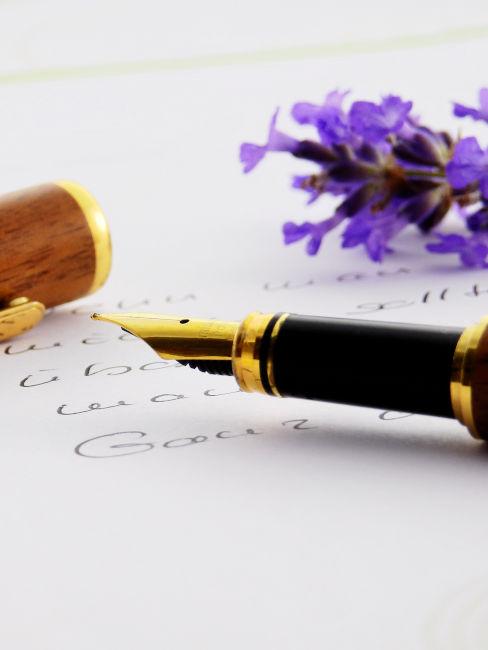 penna stilografica su carta e fiore viola