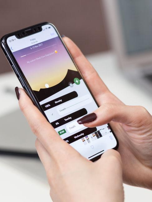 ragazza che modifica immagine con il cellulare