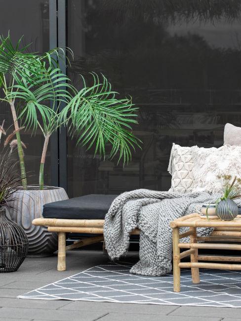 Chaise longue sul terrazzo