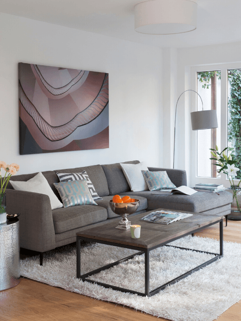 Soggiorno moderno con quadro e tavolino rettangolare