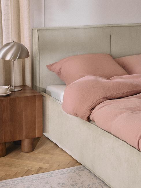letto grigio e lenzuola rosa