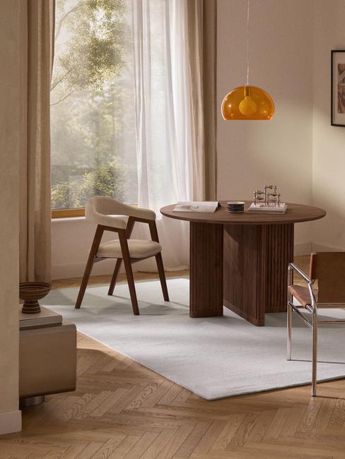 sala da pranzo elegante con tavolo in legno