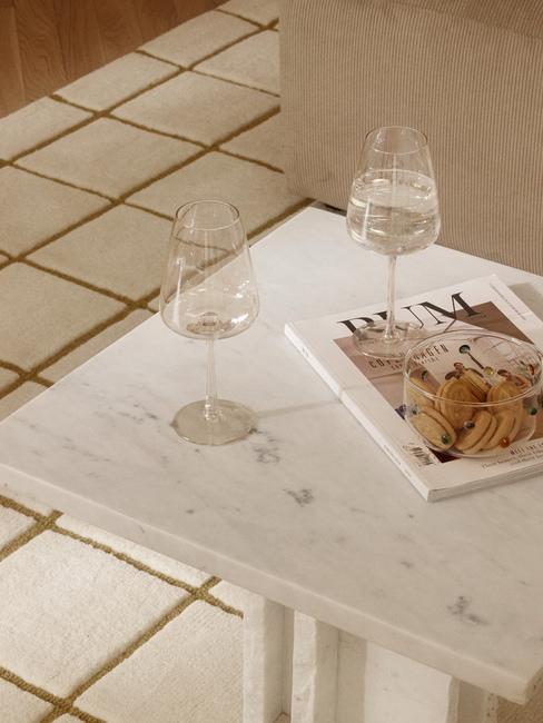 tavolino in marmo con bicchieri