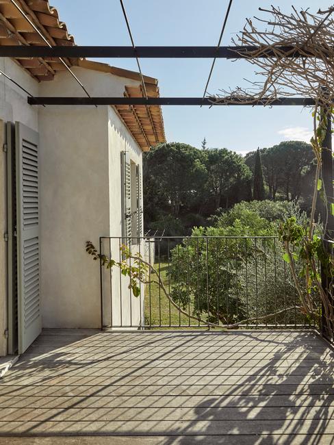 prima di un terrazzo arredato