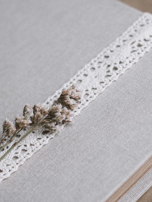 copertina libro con rametto secco e pizzo