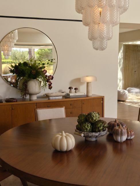 zucche decorative sul tavolo da pranzo