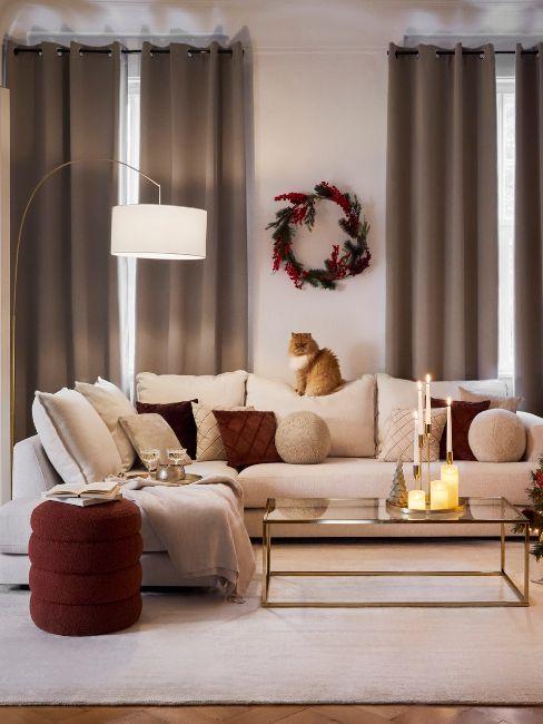 Soggiorno con decorazioni invernali
