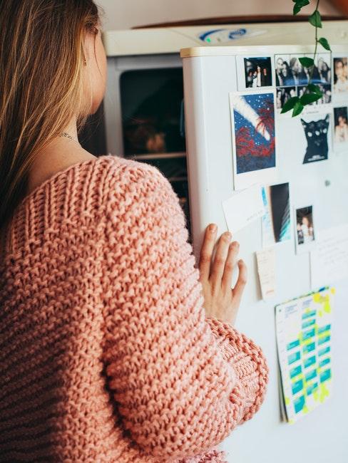 come organizzare il frigo donna che apre il frigo
