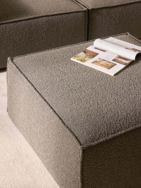 pouf color tortora scuro in tessuto bouclé