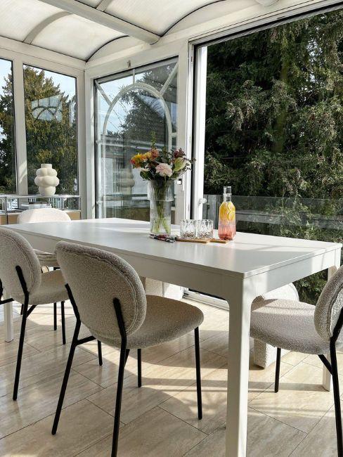 giardino d'inverno arredato come sala da pranzo