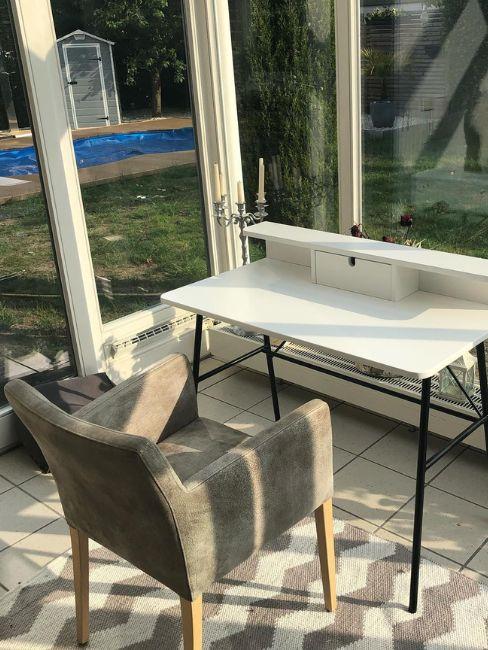 giardino d'inverno con scrivania