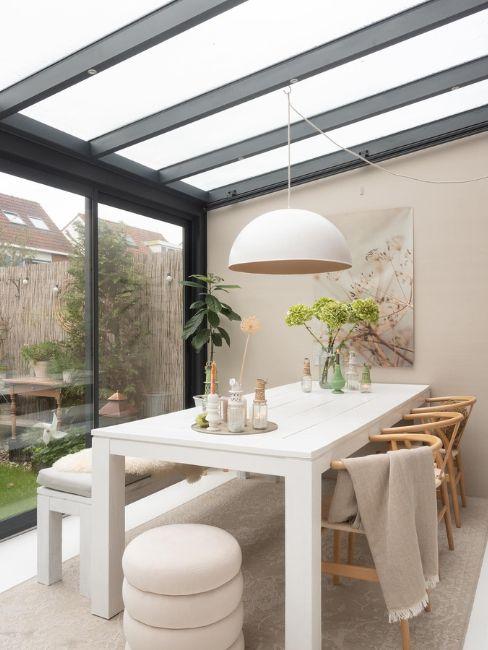 veranda con tavolo da pranzo