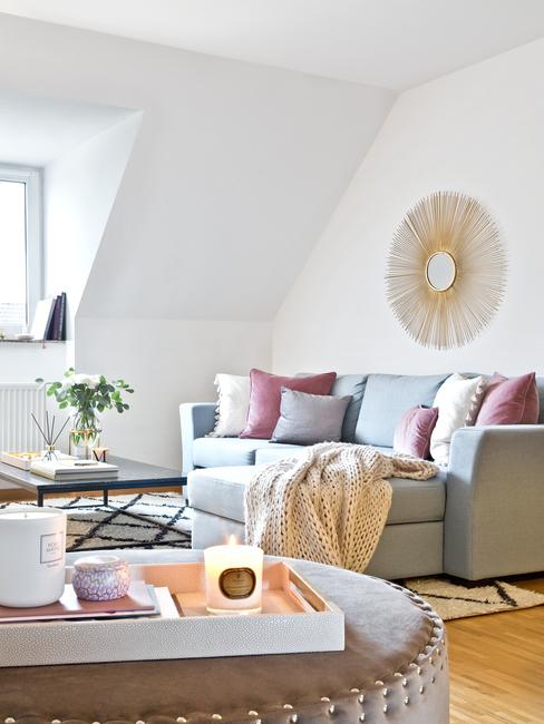 Salotto mansardato con divano grigio e cuscini