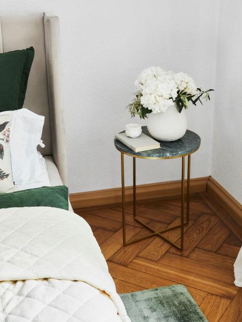 tavolino camera da letto con libro e fiori