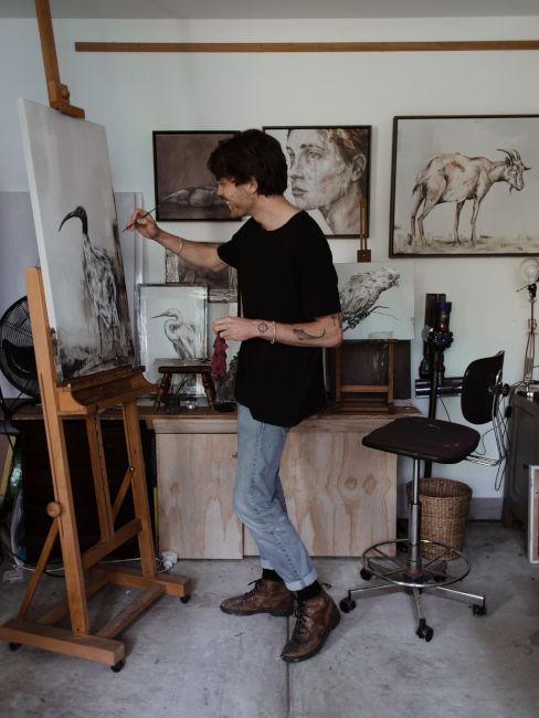 ragazzo che dipinge in piedi