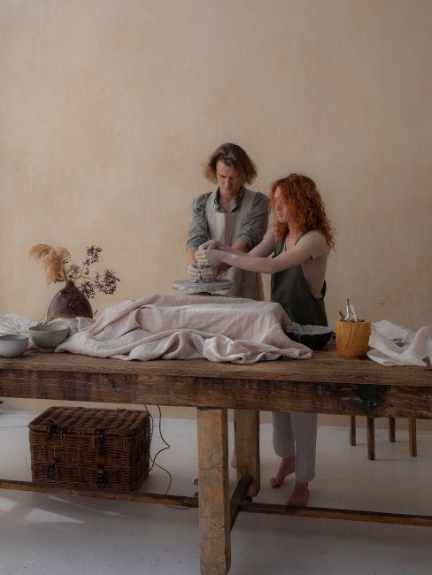 due ragazzi che fanno vasi insieme con argilla