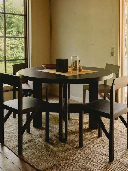 sedie in legno scuro Bracket FRAMA