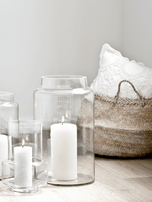 Candele in vaso e cestino di vimini