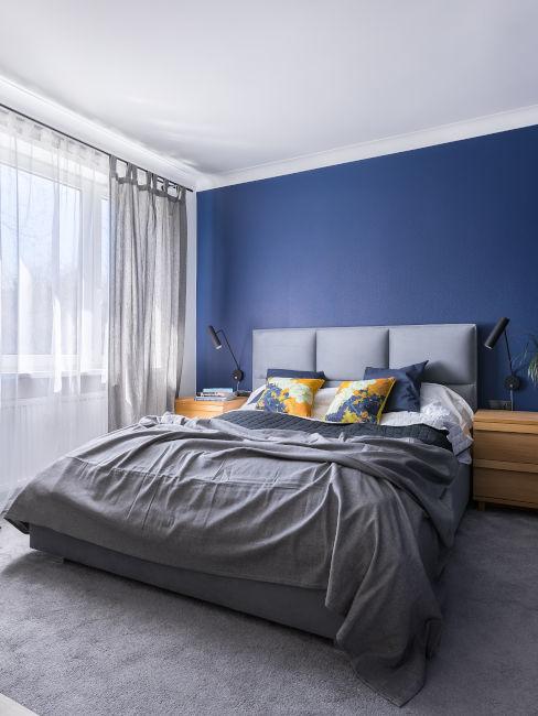 Camera da letto con parete blu cobalto