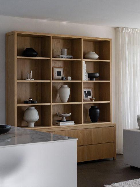 libreria in legno in soggiorno