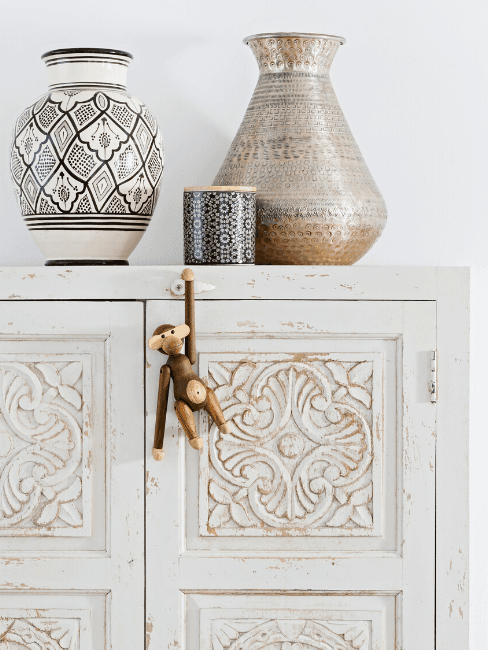 Vasi in terracotta smaltati e credenza orientale