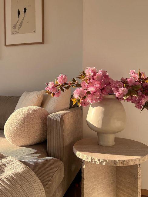 angolo soggiorno con fiori