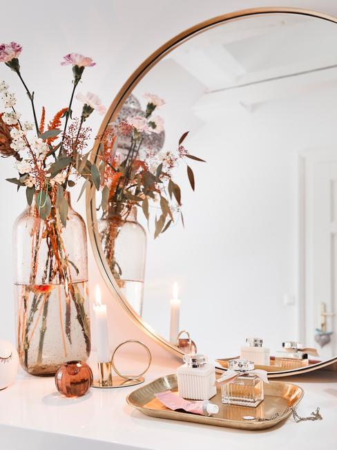Specchio con vaso di fiori e accessori