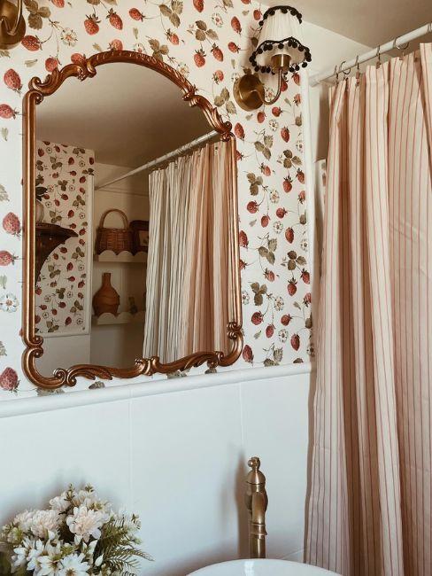 bagno decorato con carta da parati