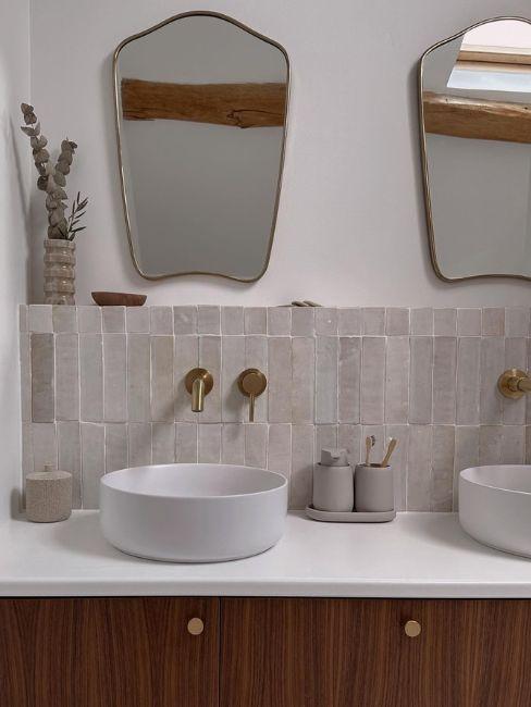 bagno con piastrelle decorative