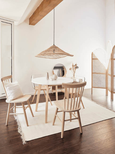 Sala da pranzo con sedie in legno