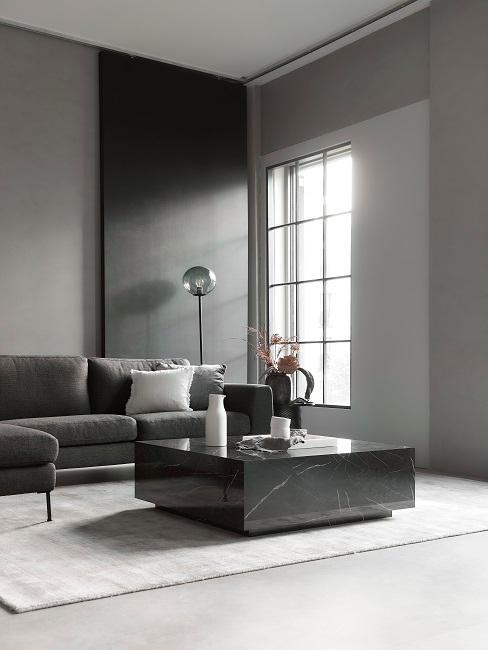 Soggiorno di design con tavolino da caffè in marmo nero e divano in tessuto