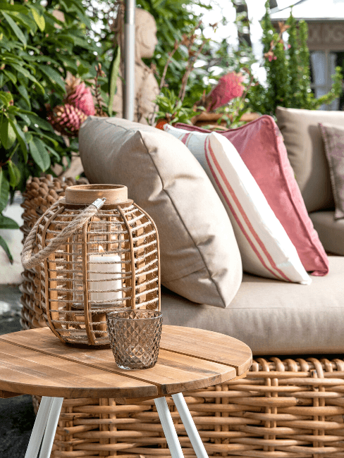 Lanterna in vimini con tessili grigi