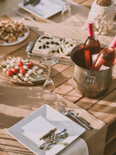 tavola con buffet e bottiglie di vino